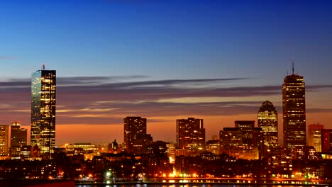 Timelapse-mit-dramatischen-sunrise-über-der-Innenstadt-von-Boston