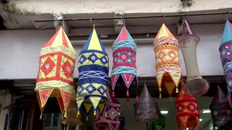 Tuch-Lampen-in-Delhi-street-market,-Indien