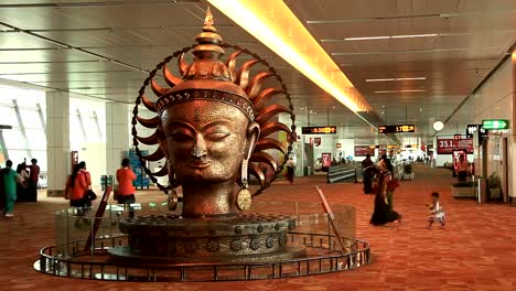 Movimiento-de-personas-en-el-edificio-del-aeropuerto.