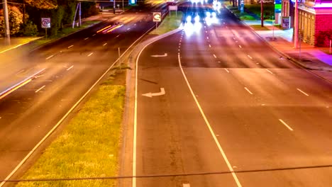 Verkehr-auf-Straße-bei-Nacht