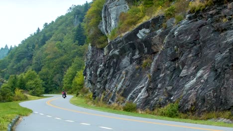 Motorcycle-pasando-pared-de-piedra-en-Blue-Ridge-Parkway