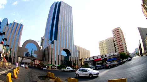 King-Street,-en-el-corazón-de-la-ciudad-de-Jeddah-en-el-mañana