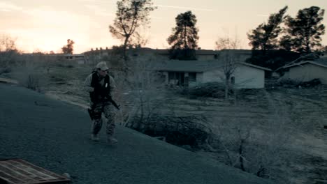 Soldier-corriendo-en-el-último-piso-con-escopetas