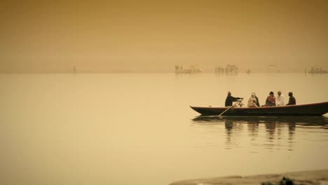 Barco-y-gaviotas,-del-río-Ganges,-varanasí,-India.