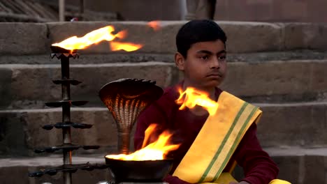 Varanasí,-india,-joven-monje-y-sagrado-fuego