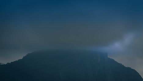 Corcovado-montaña-en-Rio-de-Janeiro,-Brasil-por-la-noche,-América-Latina.