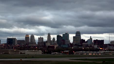 De-la-ciudad-de-Kansas,-Missouri,-en-el-condado-de-arcilla-en-el-centro-de-la-ciudad-al-amanecer