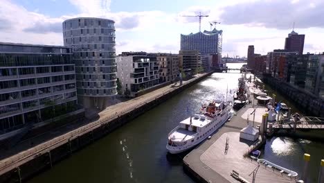 Traditionshafen-en-Hamburgo-con-Elbphilharmonie-Hafencity