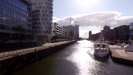 Traditionshafen-en-Hamburgo-con-Elbphilharmonie-Hafencity