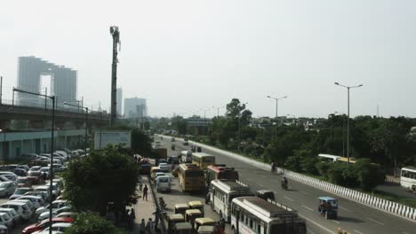 Lapso-de-tiempo-de-disparo-de-movimiento-de-tráfico-en-calle-de-la-ciudad,-Delhi,-India