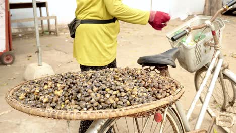 clam-seller-on-the-street