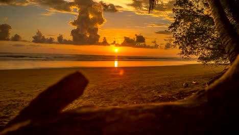 Lapso-de-tiempo-puesta-del-sol-de-Costa-Rica-Uvita