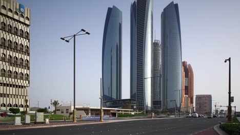 Abu-Dhabi-Emiratos-Árabes-Unidos-atardecer-de-la-ciudad-de-Bahía-street,-el-panorama-4-K-lapso-de-tiempo