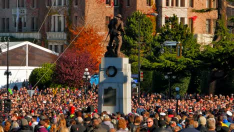 Soldaten-Denkmal-Cenotaph-und-sehr-große-Menschenmenge-auf-Remembrance-Day