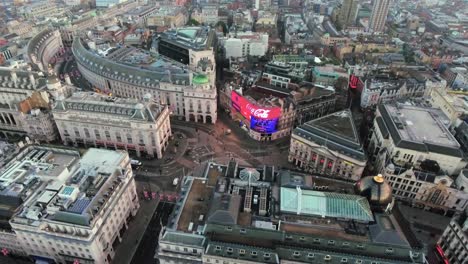 Lager-Luftaufnahmen-umkreisen-Piccadilly-Circus-London,-England-4K