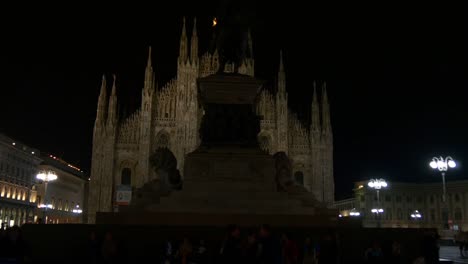 Italien-Mailand-Nacht-Beleuchtung-berühmten-Duomo-Kathedrale-quadratische-Front-walk-Panorama-4k