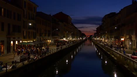 Italia-noche-Milán-puesta-del-sol-ciudad-famosa-navigli-panorama-de-reflexión-Bahía-lombardi-canal-4k