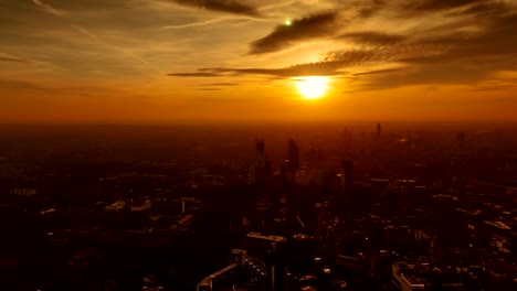 Timelapse-del-horizonte-oeste-de-Londres-de-la-hora-dorada-al-atardecer-tomado-desde-el-edificio-más-alto-de-Europa