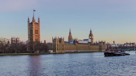 Parlamento-británico-de-lapso-de-tiempo-y-el-Big-Ben-en-el-sol