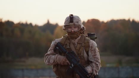 Retrato-de-soldado-totalmente-equipado-y-armado-corriendo-al-aire-libre.-Cámara-lenta.