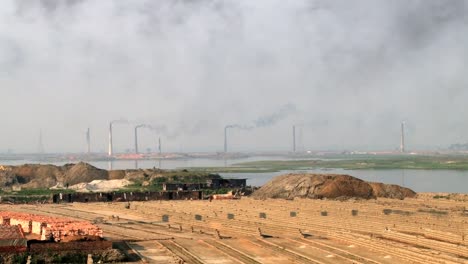 Tubos-de-fábricas-de-ladrillo-en-Dhakka,-Bangladesh.