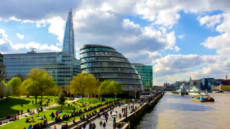 Edificios-de-negocios-y-el-río-Támesis,-Londres