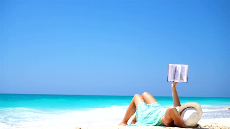Junge-Frau-Buch-während-der-tropischen-weißen-Strand