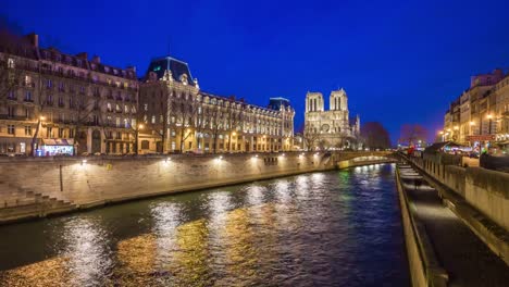 Frankreich-berühmten-Notre-Dame-de-Paris-Nacht-Seine-Fluss-Panorama-4k-Zeitraffer