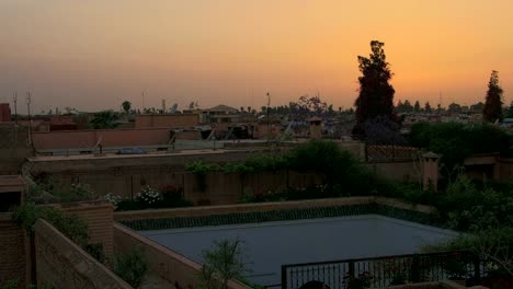 Increíble-lapso-al-atardecer-sobre-la-ciudad-africana-de-Marrakech-en-Marruecos