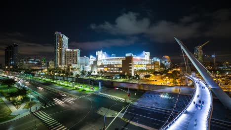 Die-Innenstadt-von-San-Diego-und-Petco-Park-Nacht-Zeitraffer-mit-Güterzug-und-Trolley