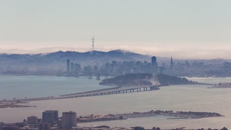 Die-Innenstadt-von-San-Francisco-und-die-Bay-Bridge-Antenne-Tag-Timelapse