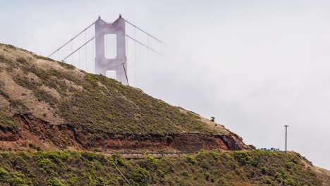 Oben-auf-der-Golden-Gate-Bridge-mit-Nebel-und-Touristen-Tag-Timelapse