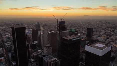 Die-Innenstadt-von-Los-Angeles-Tag-zu-Nacht-Antenne-auf-dem-Dach-Zeitraffer