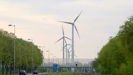 Die-großen-Windmühlen-mitten-auf-der-Straße