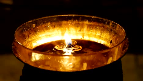 Quema-de-velas-en-la-iglesia-del-Santo-Sepulcro