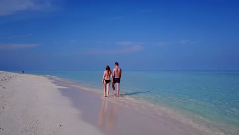 v03961-vuelo-drone-vista-aérea-de-Maldivas-playa-2-personas-pareja-hombre-mujer-amor-romántico-en-la-isla-de-paraíso-tropical-soleado-con-cielo-azul-aqua-agua-mar-4k