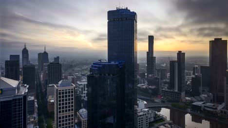 Salida-del-sol-en-el-horizonte-de-la-ciudad-de-Melbourne.-lapso-de-tiempo-de-4-k.