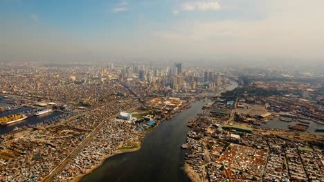 Luftbild-Stadt-mit-Wolkenkratzern-und-Gebäuden.-Philippinen,-Manila,-Makati