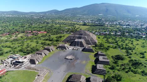 Vista-aérea-de-las-pirámides-en-Mesoamérica-antigua-ciudad-de-Teotihuacán,-pirámide-de-la-luna,-Valle-de-México-desde-Centroamérica,-4-k-UHD