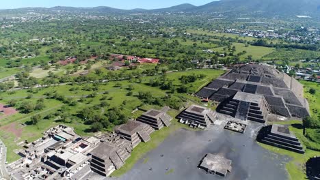 Vista-aérea-de-las-pirámides-en-Mesoamérica-antigua-ciudad-de-Teotihuacán,-pirámide-de-la-luna,-Valle-de-México-desde-Centroamérica,-4-k-UHD