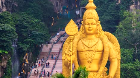 Batu-Höhlen-Tempel-und-große-Murugan-Statue-Wahrzeichen-Reise-Platz-von-Kuala-Lumpur,-Malaysia-4K-Zeitraffer-(Neigung-bis)