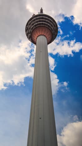 Menara-Kuala-Lumpur-(KL-Tower)-de-Malasia-4K-Time-Lapse-(vertical,-zoom-out)