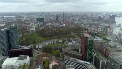 Blick-über-Hamburg-an-einem-bewölkten-Tag-mit-einer-Drohne