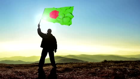 Ganador-de-exitosa-silueta-hombre-ondeando-la-bandera-de-Bangladesh-en-la-parte-superior-del-pico-de-la-montaña.-Fondo-de-lazo-Cinemagraph