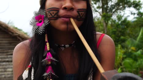 Indigene-Frau-Tabakpfeifen-in-eine-Tupi-Guarani-Stamm,-Brasilien