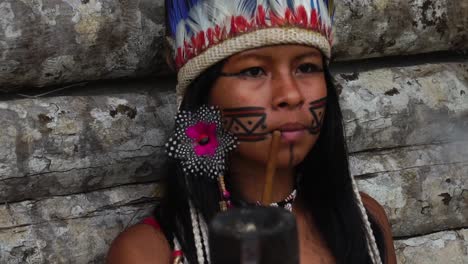 Mujer-indígena-pipas-en-un-Tupi-Guarani-tribu,-Brasil