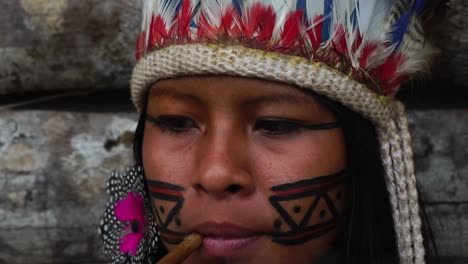 Mujer-indígena-pipas-en-un-Tupi-Guarani-tribu,-Brasil