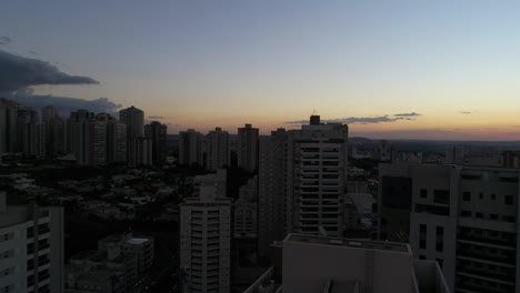 Fliegen-über-Sonnenuntergang-in-Ribeirao-Preto-City,-Sao-Paulo,-Brasilien