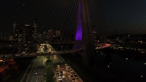 Aéreos-ver-de-Marginal-Pinheiros-y-Puente-Estaiada-por-la-noche-en-Sao-Paulo,-Brasil