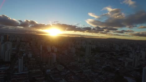 Puesta-de-sol-sobre-la-ciudad-de-Sao-Paulo